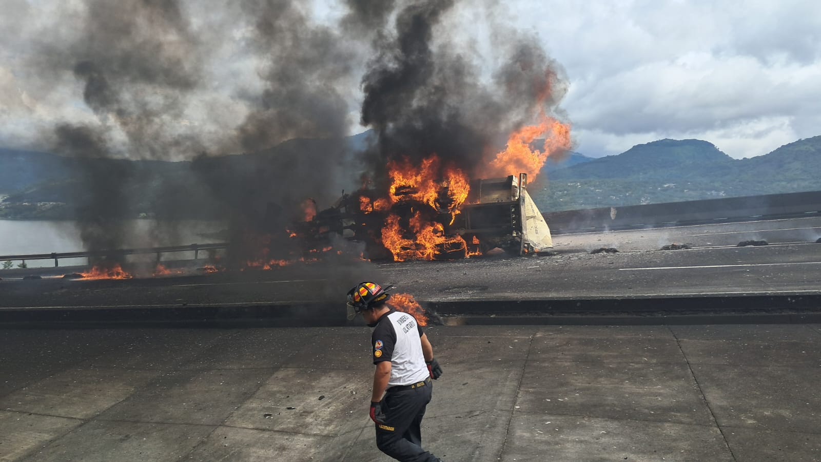 VIDEO: Cisterna vuelca en la VAS y se prende en llamas, bomberos reportan un fallecido