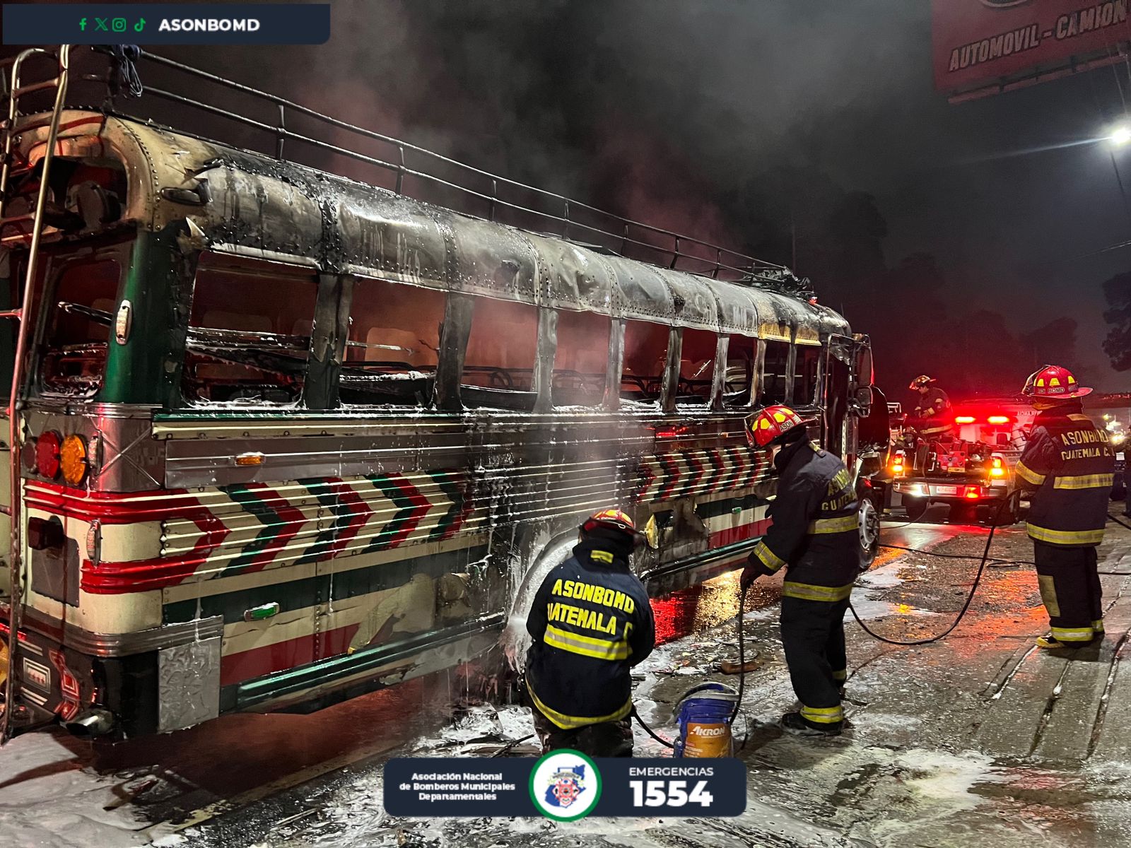 Bus extraurbano prende en llamas tras estallar una de sus llantas en la ruta Interamericana