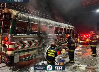 Bus extraurbano prende en llamas tras estallarle una llanta en la ruta interamericana