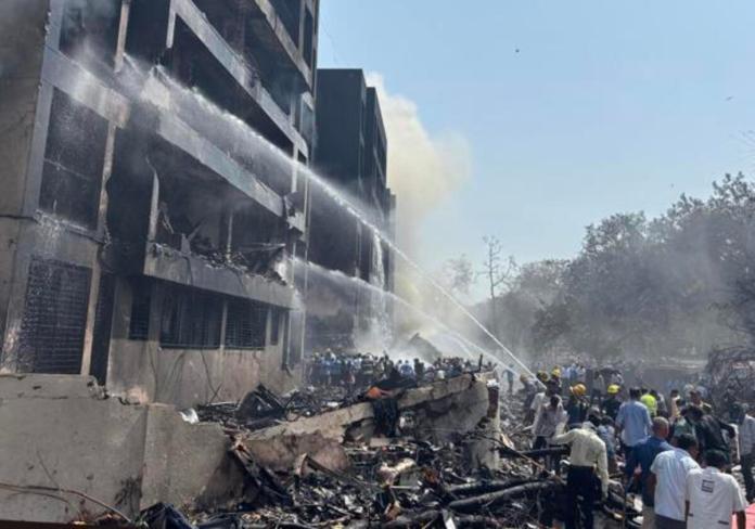 Un pasajero de 242 sobrevive a accidente aéreo en India. Foto La Hora: EFE.