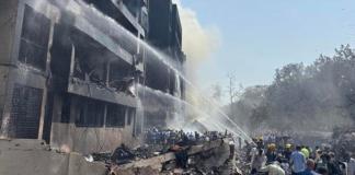 Un pasajero de 242 sobrevive a accidente aéreo en India. Foto La Hora: EFE.