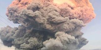 Imagen de la erupción este martes del el volcán Lewotobi Laki-laki, en la isla de Flores (oeste de Indonesia), que provocó una columna de ceniza que se elevó a una altura de hasta 10 kilómetros sobre el cráter. Foto La Hora: EFE.