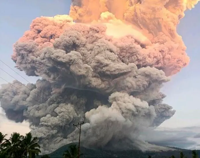 Indonesia eleva al máximo la alerta por el volcán Lewotobi Laki-Laki tras nueva erupción Imagen de la erupción este martes del el volcán Lewotobi Laki-laki, en la isla de Flores (oeste de Indonesia), que provocó una columna de ceniza que se elevó a una altura de hasta 10 kilómetros sobre el cráter. Foto La Hora: EFE.