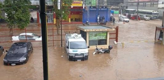 Inundación registrada en Ciudad Quetzal. Foto La Hora: Redes Sociales