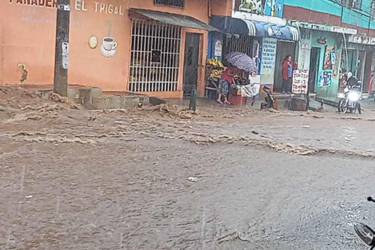 Fuertes lluvias ocasionan inundaciones en Villa Nueva y afecta diversos sectores del país