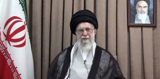En la imagen, publicada el miércoles 18 de junio de 2025 por el sitio web oficial del líder supremo iraní, aparece el ayatolá Ali Jamenei en un discurso televisado, debajo de un retrato del fallecido fundador revolucionario, el ayatolá Jomeini. (Oficina del Líder Supremo Iraní, vía. Foto La Hora.: AP