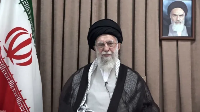 ORIENTE MEDIO-GUERRAS En la imagen, publicada el miércoles 18 de junio de 2025 por el sitio web oficial del líder supremo iraní, aparece el ayatolá Ali Jamenei en un discurso televisado, debajo de un retrato del fallecido fundador revolucionario, el ayatolá Jomeini. (Oficina del Líder Supremo Iraní, vía. Foto La Hora.: AP