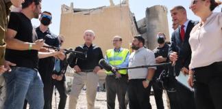 El primer ministro israelí, Benjamín Netanyahu, aseguró durante su visita al hospital de Soroka, alcanzado por un misil iraní a primera hora de hoy, que Irán "quiere destruir hasta el último" integrante de la población israelí. Foto La Hora: EFE.