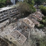 Equipos de emergencia israelíes trabajan en el lugar del ataque con misiles iraníes contra un complejo residencial en Tel Aviv, Israel. Foto: EFE-Abir Sultan.