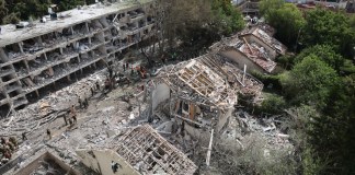 Equipos de emergencia israelíes trabajan en el lugar del ataque con misiles iraníes contra un complejo residencial en Tel Aviv, Israel. Foto: EFE-Abir Sultan.