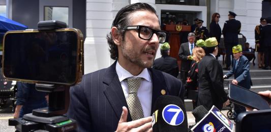 El procurador General de la Nación, Julio Saavedra, dio declaraciones a la prensa tras un acto por el día del Ejército. Foto: La Hora / Daniel Ramírez.