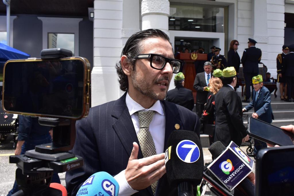 El procurador General de la Nación, Julio Saavedra, dio declaraciones a la prensa tras un acto por el día del Ejército. Foto: La Hora / Daniel Ramírez.