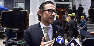Procurador General advierte al STEG de Acevedo: si no retoman clases, insistirán en certificar lo conducente El procurador General de la Nación, Julio Saavedra, dio declaraciones a la prensa tras un acto por el día del Ejército. Foto: La Hora / Daniel Ramírez.