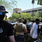 Las imágenes de detenciones de migrantes por agentes enmascarados, se han repetido en las últimas semanas. Foto La Hora: Diario AS