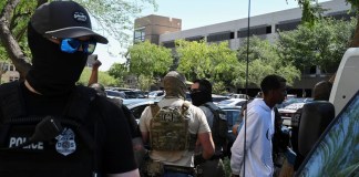 Las imágenes de detenciones de migrantes por agentes enmascarados, se han repetido en las últimas semanas. Foto La Hora: Diario AS
