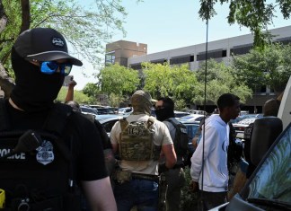 Las imágenes de detenciones de migrantes por agentes enmascarados, se han repetido en las últimas semanas. Foto La Hora: Diario AS