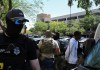 Las imágenes de detenciones de migrantes por agentes enmascarados, se han repetido en las últimas semanas. Foto La Hora: Diario AS