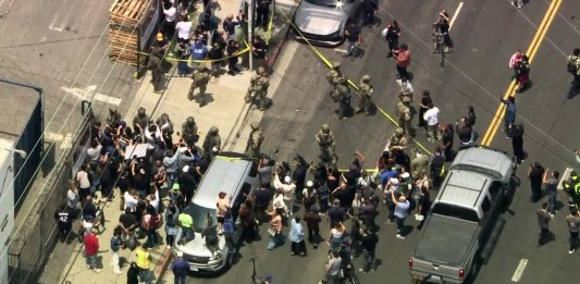 Megaoperativo en California: ICE detiene a varios migrantes en medio de protestas. Foto La Hora: KTLA.