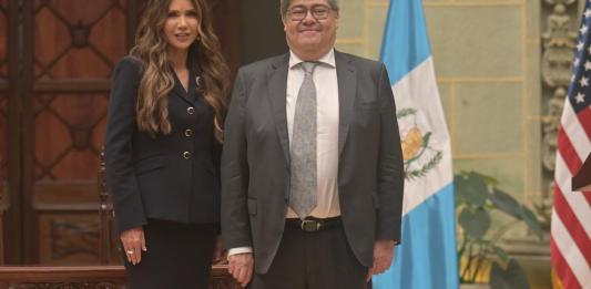 Secretaria de Seguridad Nacional del EE. UU., Krisi Noem y el ministro de Gobernación, Francisco Jiménez. Foto La Hora: Fabricio Alonzo