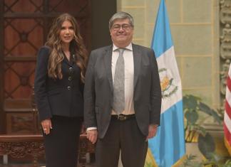 Secretaria de Seguridad Nacional de EE. UU. y Mingob firman Programa de Entendimiento de Seguridad Secretaria de Seguridad Nacional del EE. UU., Krisi Noem y el ministro de Gobernación, Francisco Jiménez. Foto La Hora: Fabricio Alonzo
