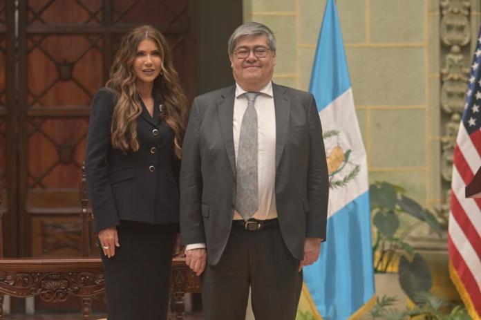 Secretaria de Seguridad Nacional del EE. UU., Krisi Noem y el ministro de Gobernación, Francisco Jiménez. Foto La Hora: Fabricio Alonzo Secretaria de Seguridad Nacional del EE. UU., Krisi Noem y el ministro de Gobernación, Francisco Jiménez. Foto La Hora: Fabricio Alonzo