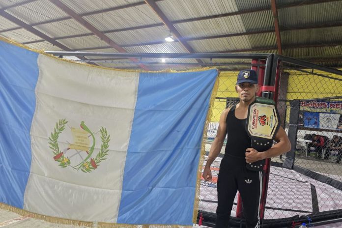 Lester García, campeón centroamericano MMA luego de su victoria en el torneo FGT LEE. Foto La Hora: CIV