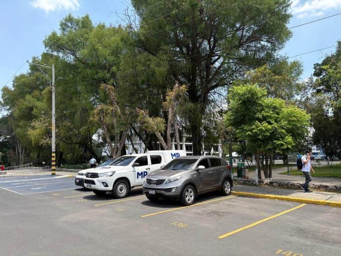 Agentes fiscales del MP se presentaron al campus central de la Usac para iniciar investigaciones. Foto La Hora: MP