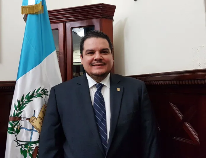 MP secuestra documentos del exdecano Carlos Rodil Quintana candidato a director de Competencia MP secuestra documentos del exrdecano Carlos Rodil Quintana, candidato a director de Competencia