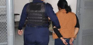 Madre intentaba ver a su hijo en prisión, pero fue detenida por orden de captura vigente