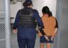 Madre intentaba ver a su hijo en prisión, pero fue detenida por orden de captura vigente