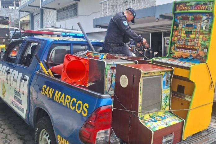 Máquinas tragamonedas incautadas en allanamientos realizados en San Marcos. Foto la Hora: PNC
