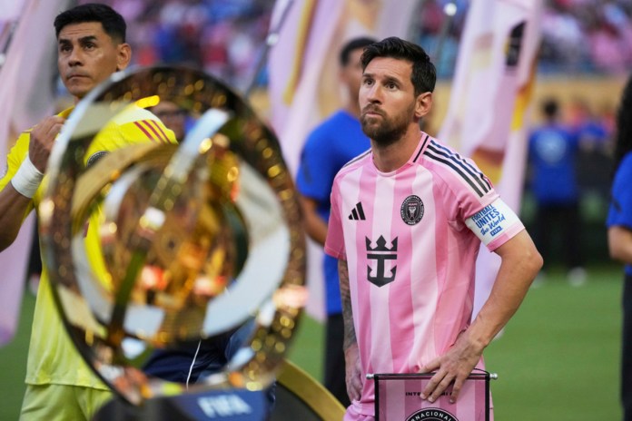 Lionel Messi, del Inter Miami, se coloca detrás del trofeo del Mundial de Clubes. Foto La Hora: AP.