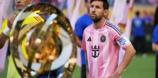 Lionel Messi, del Inter Miami, se coloca detrás del trofeo del Mundial de Clubes. Foto La Hora: AP.