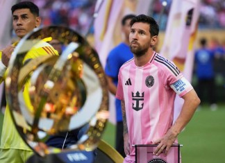 Lionel Messi, del Inter Miami, se coloca detrás del trofeo del Mundial de Clubes. Foto La Hora: AP.