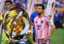 Octavos de final definidos: el camino al título en el Mundial de Clubes Lionel Messi, del Inter Miami, se coloca detrás del trofeo del Mundial de Clubes. Foto La Hora: AP.