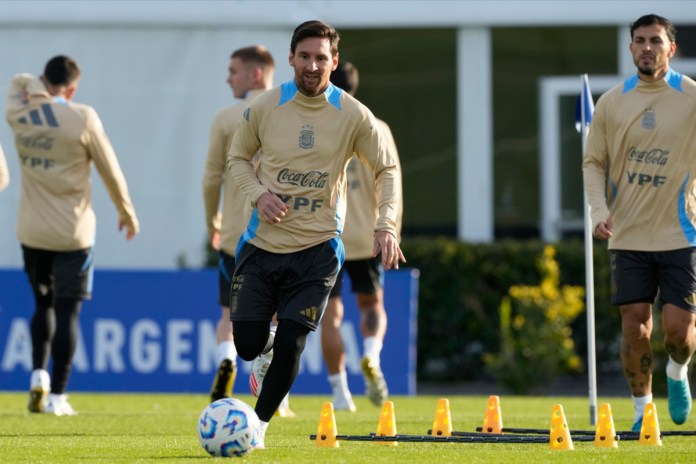 El argentino Lionel Messi (centro) entrena antes de un partido clasificatorio al Mundial 2026 contra Chile, en la sede de la Asociación Argentina de Fútbol en Buenos Aires, Argentina, el martes 3 de junio de 2025. Foto La Hora: AP.