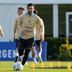 El argentino Lionel Messi (centro) entrena antes de un partido clasificatorio al Mundial 2026 contra Chile, en la sede de la Asociación Argentina de Fútbol en Buenos Aires, Argentina, el martes 3 de junio de 2025. Foto La Hora: AP.