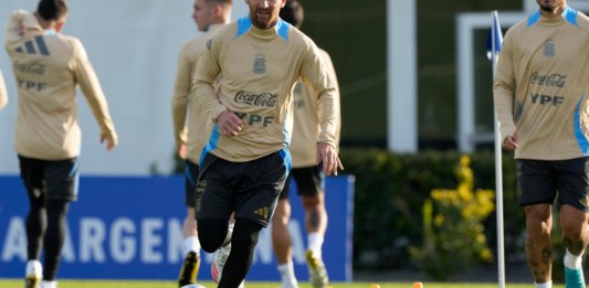 El argentino Lionel Messi (centro) entrena antes de un partido clasificatorio al Mundial 2026 contra Chile, en la sede de la Asociación Argentina de Fútbol en Buenos Aires, Argentina, el martes 3 de junio de 2025. Foto La Hora: AP.