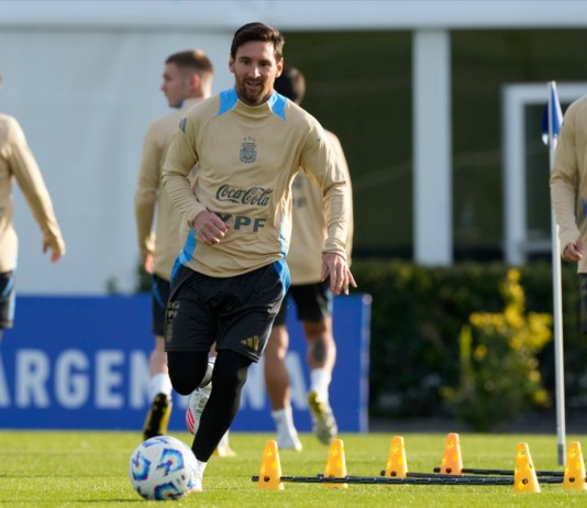 El argentino Lionel Messi (centro) entrena antes de un partido clasificatorio al Mundial 2026 contra Chile, en la sede de la Asociación Argentina de Fútbol en Buenos Aires, Argentina, el martes 3 de junio de 2025. Foto La Hora: AP.