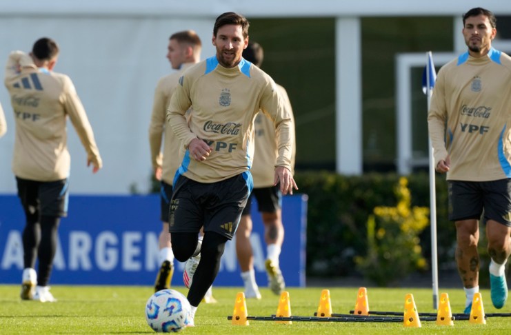El argentino Lionel Messi (centro) entrena antes de un partido clasificatorio al Mundial 2026 contra Chile, en la sede de la Asociación Argentina de Fútbol en Buenos Aires, Argentina, el martes 3 de junio de 2025. Foto La Hora: AP.