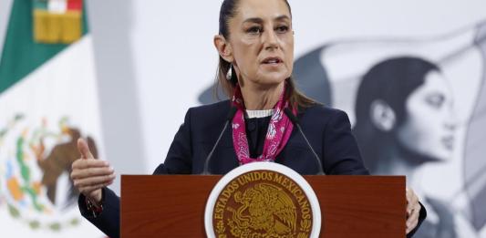 La presidenta de México, Claudia Sheinbaum, habla durante su conferencia de prensa matutina este lunes.