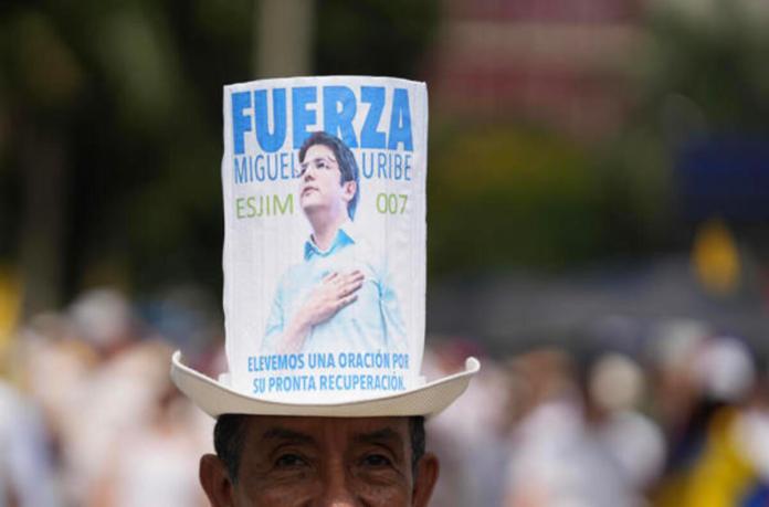 Un hombre con la imagen del senador Miguel Uribe Turbay se manifiesta durante la 