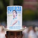 Un hombre con la imagen del senador Miguel Uribe Turbay se manifiesta durante la "Marcha del silencio" este domingo, en Cali (Colombia). Foto La Hora: EFE.
