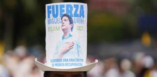 Un hombre con la imagen del senador Miguel Uribe Turbay se manifiesta durante la "Marcha del silencio" este domingo, en Cali (Colombia). Foto La Hora: EFE.