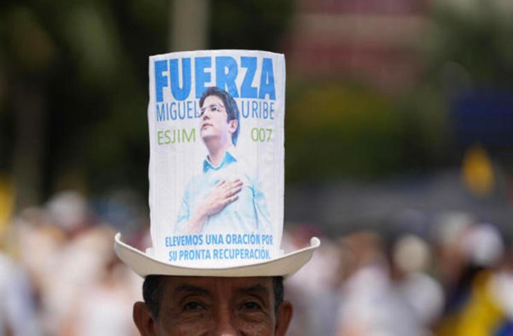 Un hombre con la imagen del senador Miguel Uribe Turbay se manifiesta durante la "Marcha del silencio" este domingo, en Cali (Colombia). Foto La Hora: EFE.