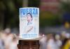 Un hombre con la imagen del senador Miguel Uribe Turbay se manifiesta durante la "Marcha del silencio" este domingo, en Cali (Colombia). Foto La Hora: EFE.