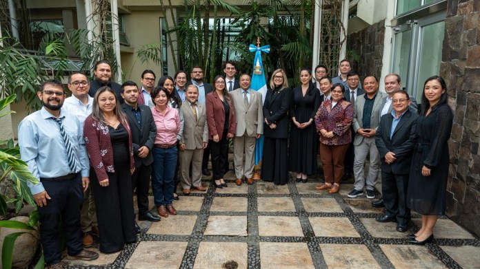 Autoridades del Mineco y Minex en encuentro con profesionales capacitados en semiconductores Autoridades del Mineco y Minex en encuentro con profesionales capacitados en semiconductores