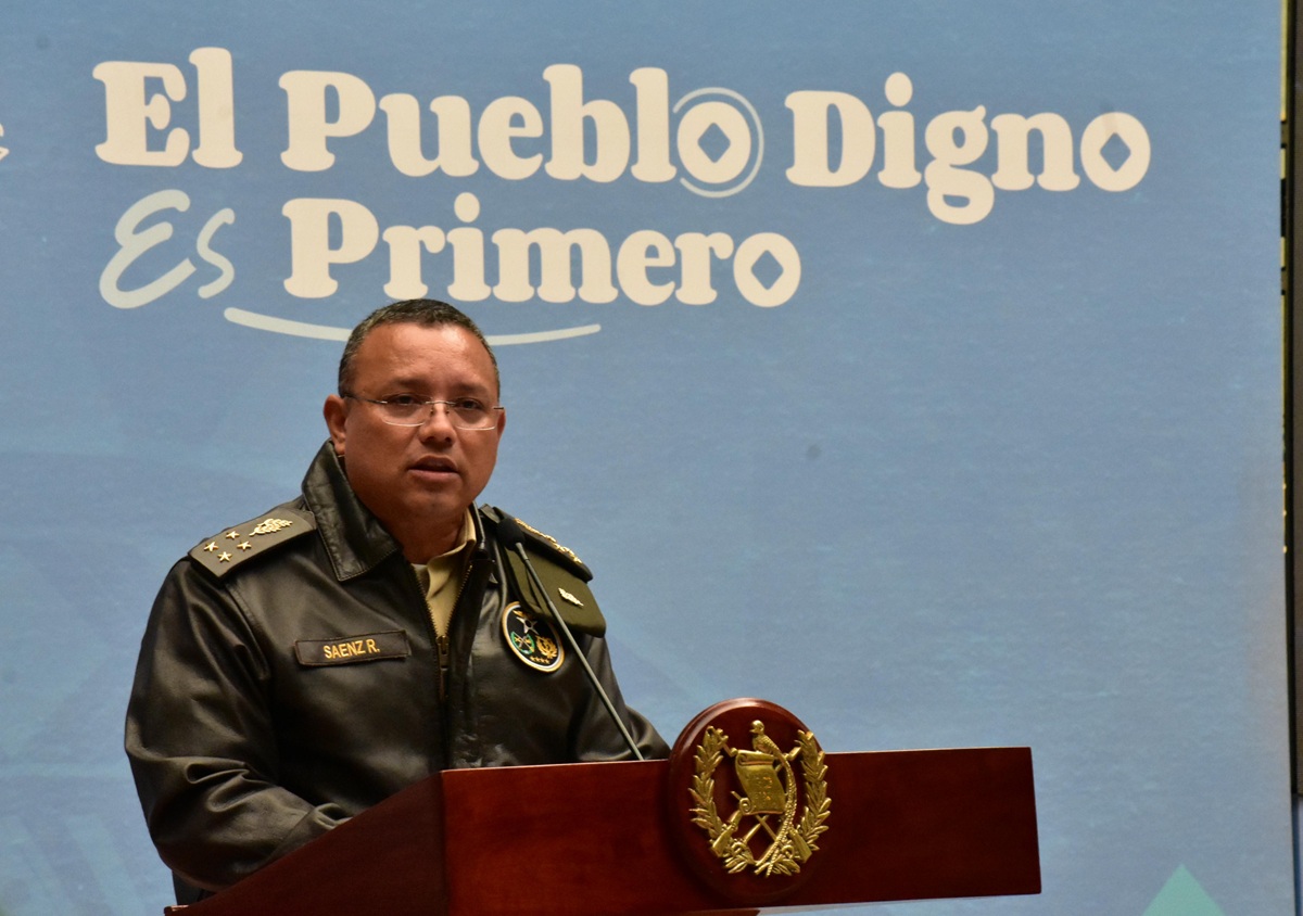 Ministro de Defensa Nacional Henry Sáenz