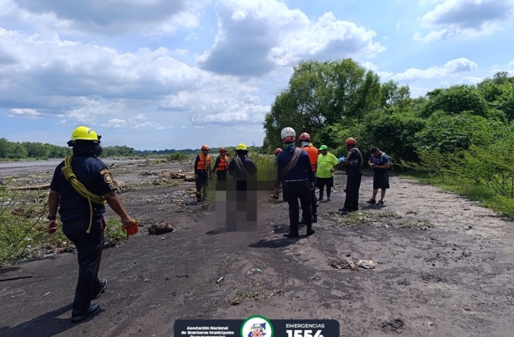 Mujer que fue arrastrada por correntada de agua fue encontrada sin vida