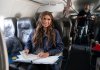 Tras gira en GT, Kristi Noem reporta fallas en su vuelo y regresa en avión para deportados. Foto La Hora: X / Kristi Noem.